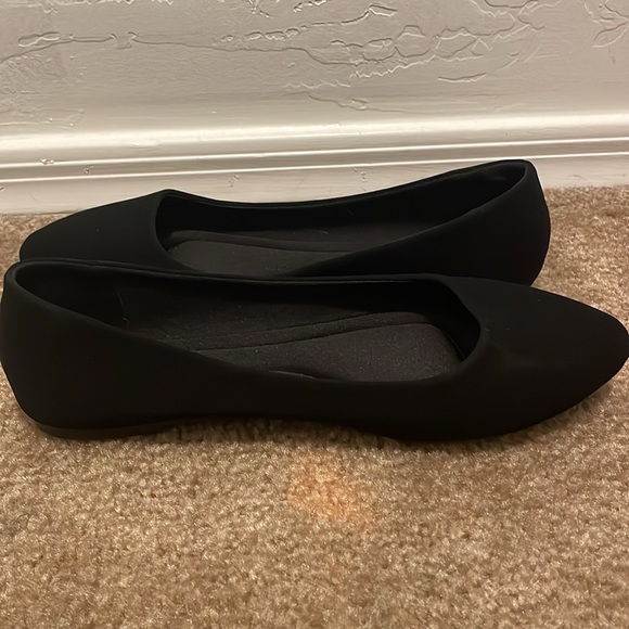 Women’s black slip on flats - Picture 2 of 5